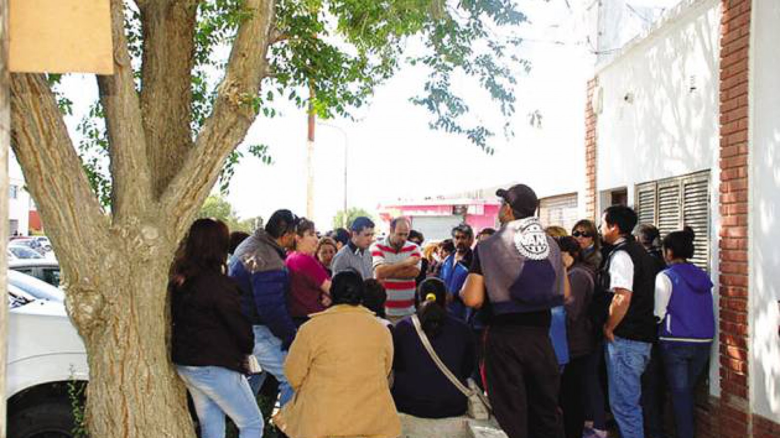 Padres acampan frente a la Dirección Regional por un lugar en los secundarios